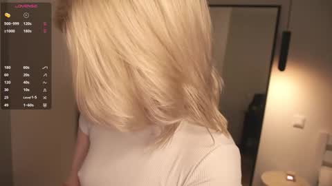 Snapshot of goldie_muss chatting on 10.20.25 Molly online show from 10.20.25
