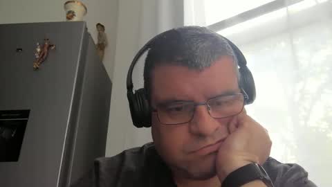 gomezgonz5 online show from 10.18.25