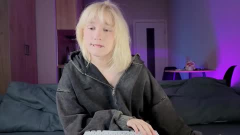 Greg-independent model online show from 10.17.25