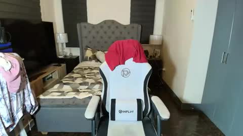 greta_v online show from 11.10.25