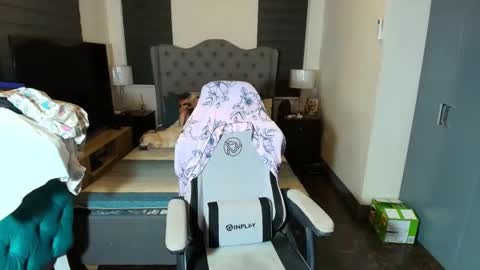 greta_v online show from 11.18.25