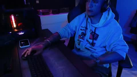 Snapshot of guayaco_ chatting on 10.31.25 Guayaco online show from 10.31.25