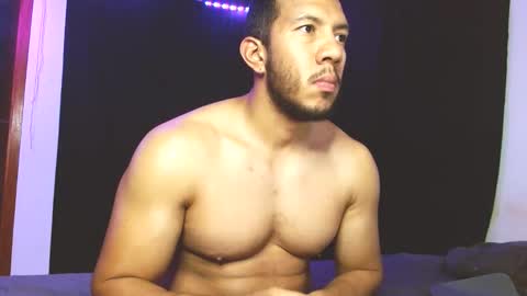 Snapshot of gurushake chatting on 11.24.25 holl latino online show from 11.24.25