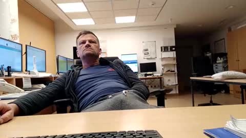 Snapshot of guschidick chatting on 10.28.25 guschidick online show from 10.28.25