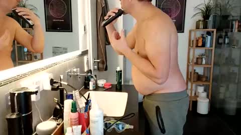 Snapshot of guschidick chatting on 11.25.25 guschidick online show from 11.25.25