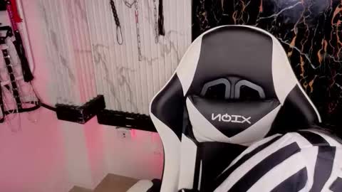 Snapshot of guxplo_ chatting on 10.29.25 Miss online show from 10.29.25