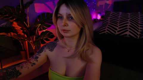 Snapshot of gwenhilton chatting on 01.25.25 gwenhilton online show from 01.25.25