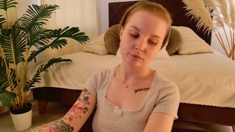 Snapshot of gwenhilton chatting on 09.10.25 gwenhilton online show from 09.10.25