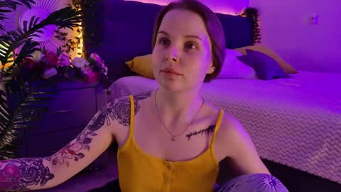 Snapshot of gwenhilton chatting on 10.11.25 gwenhilton online show from 10.11.25