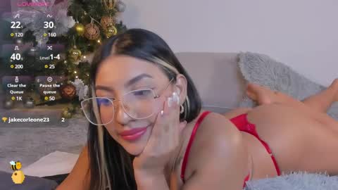 Snapshot of h3y_mia3 chatting on 12.21.24 Paulina online show from 12.21.24