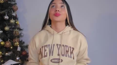 Snapshot of h3y_mia3 chatting on 12.21.24 Paulina online show from 12.21.24