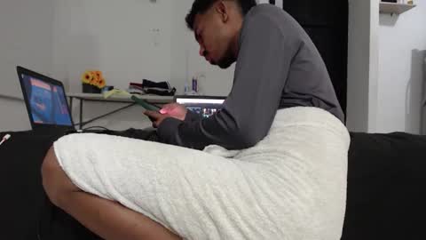 Snapshot of halfenaked17 chatting on 12.04.25 halfenaked17 online show from 12.04.25