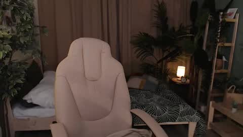 Snapshot of halle_berrry chatting on 11.13.25 Mary online show from 11.13.25