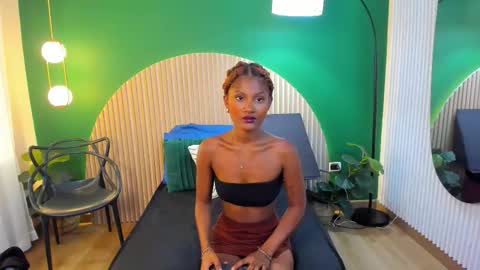 Halley Lorens online show from 09.26.25