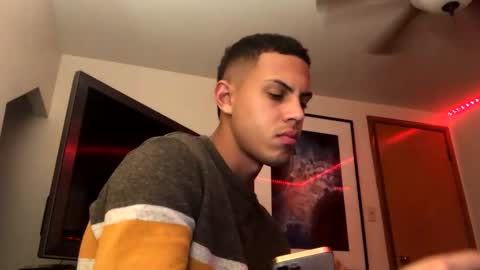 Snapshot of handsome01_ chatting on 12.01.25 handsome01_ online show from 12.01.25