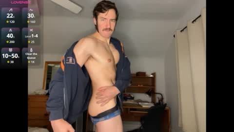 Snapshot of handsumhung chatting on 10.26.25 handsumhung online show from 10.26.25