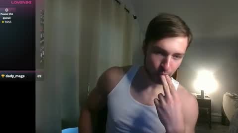 Snapshot of handsumhung chatting on 11.21.25 handsumhung online show from 11.21.25