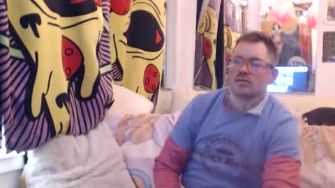 Snapshot of hankrams chatting on 12.18.25 hank rams online show from 12.18.25