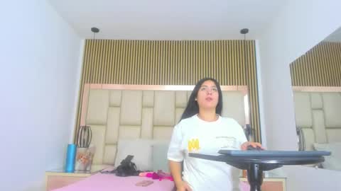 Snapshot of hannaandcherri chatting on 11.25.25 hannaANDcherri online show from 11.25.25