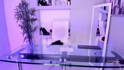 HANNAH HOWELL online show from 02.11.25