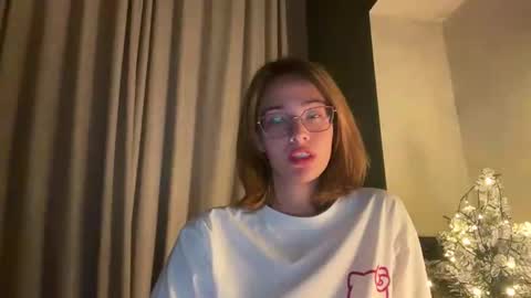 Snapshot of hannahinto chatting on 12.15.25 hannahinto online show from 12.15.25