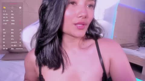 hannahmonttgomery  Help me reach 100 Hands up online show from 04.06.26