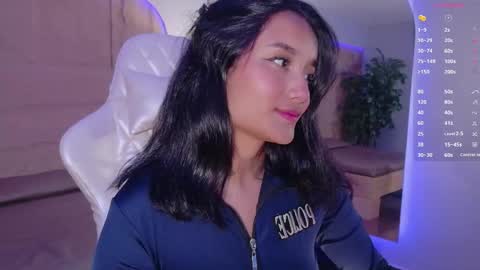 hannahmonttgomery  Help me reach 100 Hands up online show from 04.13.26