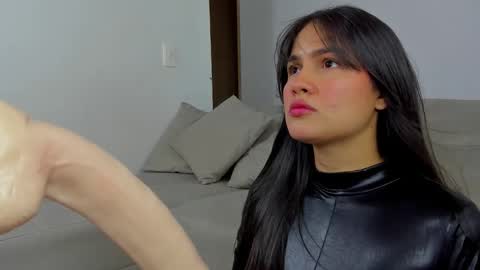 Snapshot of hannathompson___ chatting on 10.30.25 Hanna online show from 10.30.25