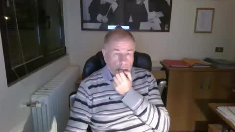 Snapshot of hanscooper chatting on 11.18.25 hanscooper online show from 11.18.25