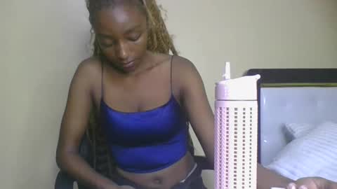 Snapshot of harmlessbitch chatting on 10.24.25 harmlessbitch online show from 10.24.25