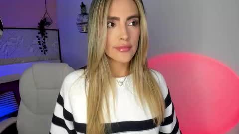 Snapshot of harper_woods chatting on 12.22.25 Harper online show from 12.22.25