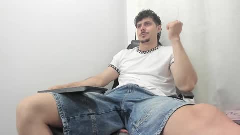 Snapshot of harrydaviss chatting on 10.08.25 alpha online show from 10.08.25