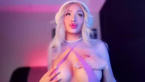 Snapshot of hazeeell chatting on 09.30.25 Marie online show from 09.30.25