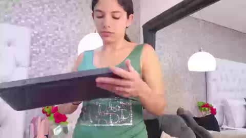 HazelMoret online show from 09.09.25