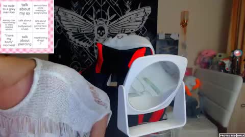 Snapshot of heavenlycreature chatting on 10.13.25 Diana online show from 10.13.25