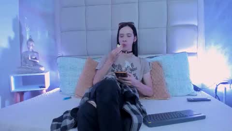 Keira Hecate online show from 11.18.25