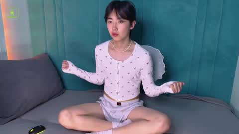Snapshot of heejinwang chatting on 10.18.25 HEEJIN online show from 10.18.25