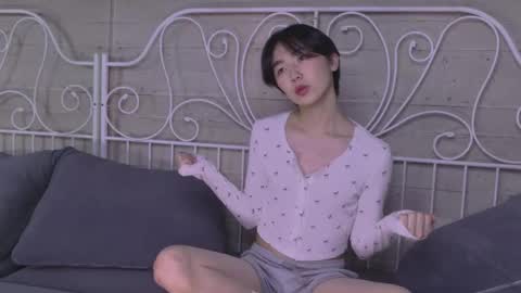 Snapshot of heejinwang chatting on 10.23.25 HEEJIN online show from 10.23.25