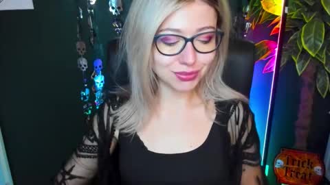 Snapshot of heidi_pleasure chatting on 10.28.25 Heidi online show from 10.28.25