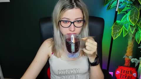 Snapshot of heidi_pleasure chatting on 11.06.25 Heidi online show from 11.06.25