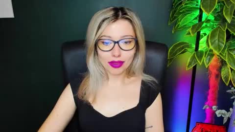 Snapshot of heidi_pleasure chatting on 11.10.25 Heidi online show from 11.10.25