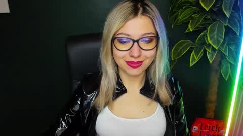 Snapshot of heidi_pleasure chatting on 11.12.25 Heidi online show from 11.12.25