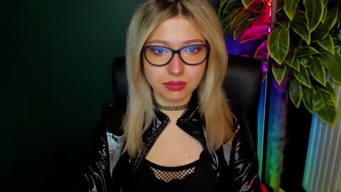 Snapshot of heidi_pleasure chatting on 11.29.25 Heidi online show from 11.29.25