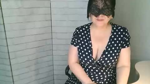 Snapshot of helen_xi chatting on 05.17.26 Helen online show from 05.17.26