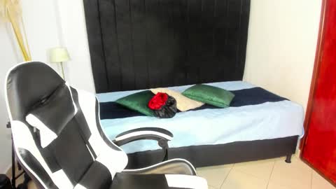 Snapshot of helena_copper chatting on 12.04.25 HELENA COPPER online show from 12.04.25