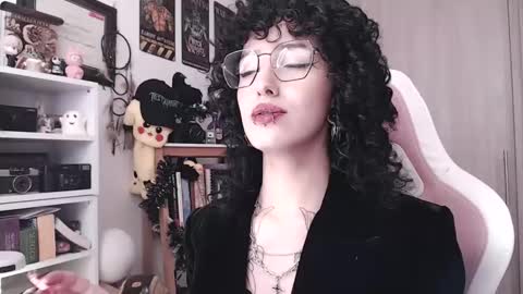 Snapshot of hell_666_xxx chatting on 10.01.25 cher online show from 10.01.25