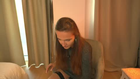 Snapshot of hell_lo chatting on 10.19.25 Lorette Lory online show from 10.19.25