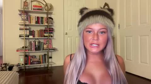 Snapshot of hellokittyluverr chatting on 11.04.25 hellokittyluverr online show from 11.04.25