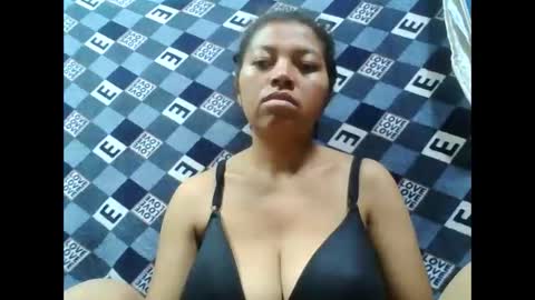 Snapshot of henitsaldy chatting on 09.18.25 henitsaldy online show from 09.18.25