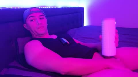 Snapshot of hennidrip chatting on 11.20.25 HENNIDRIP online show from 11.20.25